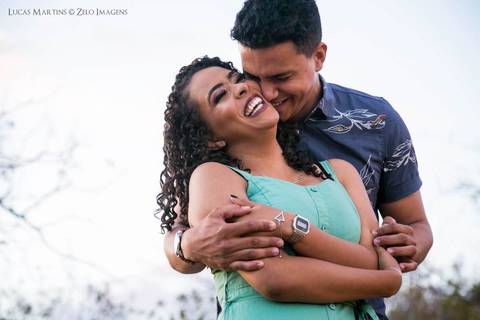 fotografia de casal abraçado sorrindo'