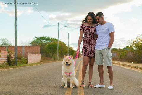 Casal abraçado com cadela na coleira, linhas da rua convergindo até o casal.'