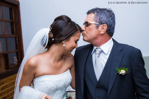 pai beijando a noiva na testa'