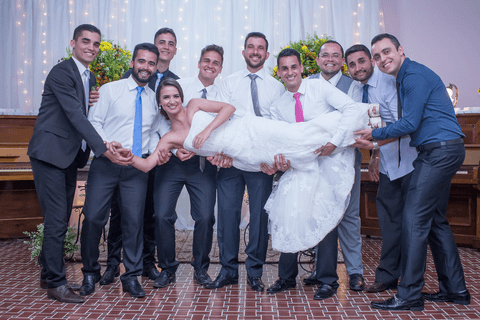 padrinhos carregando a noiva colo'