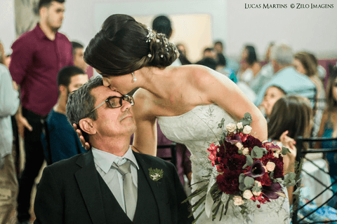 noiva beijando a testa do pai'