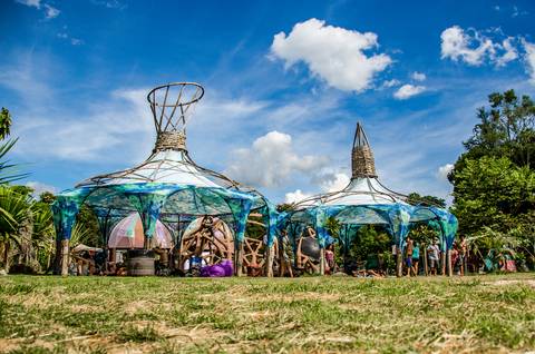 Decoração de permacultura do reveilloz 6 na aldeia outro mundo - lagoinha sp - mundo de oz festival'