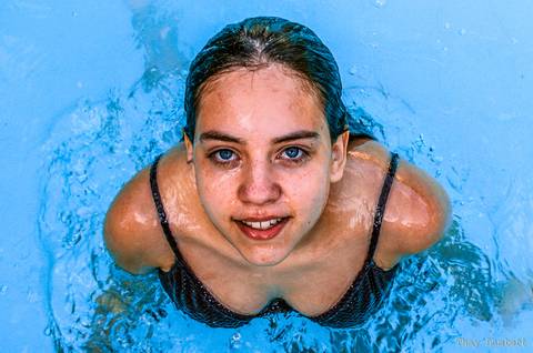 Foto na piscina com olhos azuis, fotografia de aniversário infantil'
