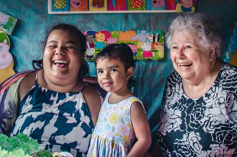 Hora do parabéns com família, fotografia de aniversário infantil'