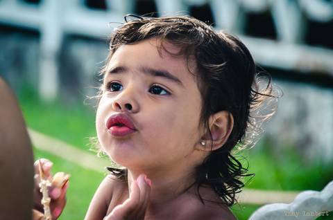 Criança fazendo biquinho, fotografia de aniversário infantil'