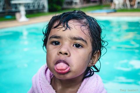 Criança mostrando a língua, fotografia de aniversário infantil'
