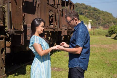 Ensaio Pre Wedding em Paranapiacaba; noivos; ensaio de casal; fotos de casal; trilho de trem; roupa para ensaio fotográfico; poses para casal; casamento; Estação Paranapiacaba; trem antigo'