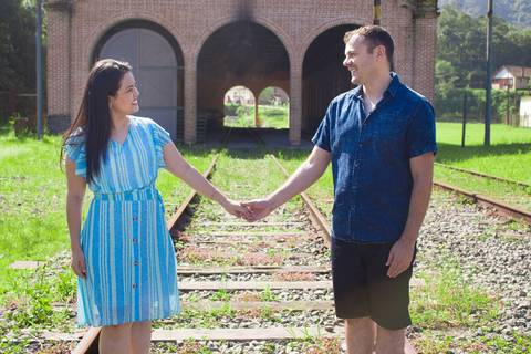 Ensaio Pre Wedding em Paranapiacaba; noivos; ensaio de casal; fotos de casal; trilho de trem; roupa para ensaio fotográfico; poses para casal; casamento'