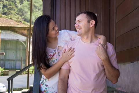 Ensaio Pre Wedding em Paranapiacaba; noivos; ensaio de casal; fotos de casal; trilho de trem; roupa para ensaio fotográfico; poses para casal; casamento; Estação Paranapiacaba; Casa Fox'