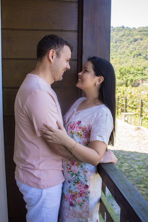 Ensaio Pre Wedding em Paranapiacaba; noivos; ensaio de casal; fotos de casal; trilho de trem; roupa para ensaio fotográfico; poses para casal; casamento; Estação Paranapiacaba; Museu Castelinho'