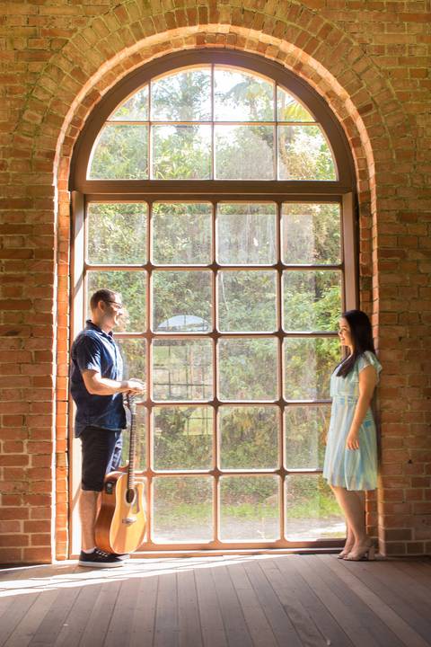 Ensaio Pre Wedding em Paranapiacaba; noivos; ensaio de casal; fotos de casal; trilho de trem; roupa para ensaio fotográfico; poses para casal; casamento; Estação Paranapiacaba'