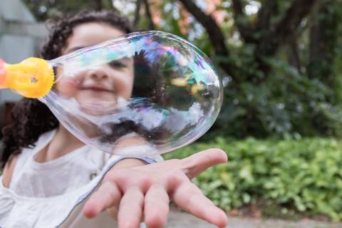 Ensaio fotográfico de família, Parque Celso Daniel, Santo André, 2020, Ana Beatriz Fotografia, mãe, pai e filha, criança brincando com bolha de sabão'
