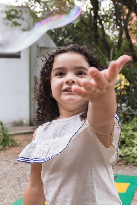 Ensaio fotográfico de família, Parque Celso Daniel, Santo André, 2020, Ana Beatriz Fotografia, mãe, pai e filha, criança brincando com bolha de sabão'