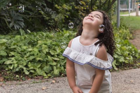 Ensaio fotográfico de família, Parque Celso Daniel, Santo André, 2020, Ana Beatriz Fotografia, mãe, pai e filha, criança brincando com bolha de sabão'