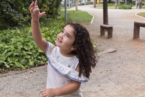 Ensaio fotográfico de família, Parque Celso Daniel, Santo André, 2020, Ana Beatriz Fotografia, mãe, pai e filha, criança brincando com bolha de sabão'
