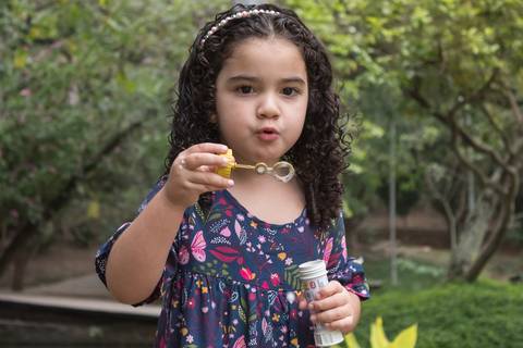 Ensaio fotográfico de família, Parque Celso Daniel, Santo André, 2020, Ana Beatriz Fotografia, mãe, pai e filha, criança brincando com bolha de sabão'