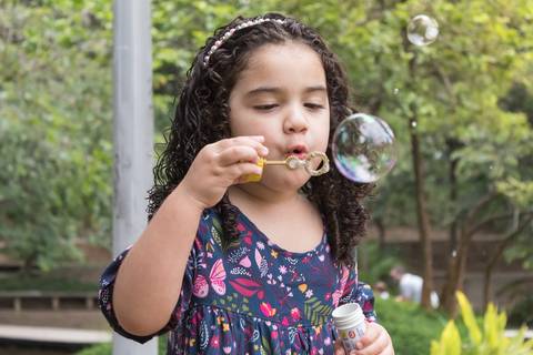 Ensaio fotográfico de família, Parque Celso Daniel, Santo André, 2020, Ana Beatriz Fotografia, mãe, pai e filha, criança brincando com bolha de sabão'