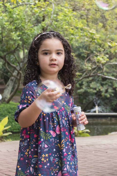 Ensaio fotográfico de família, Parque Celso Daniel, Santo André, 2020, Ana Beatriz Fotografia, mãe, pai e filha, criança brincando com bolha de sabão'