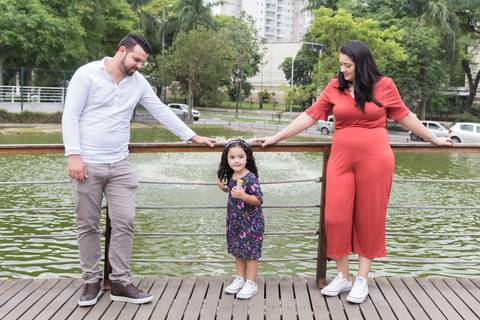 Ensaio fotográfico de família, Parque Celso Daniel, Santo André, 2020, Ana Beatriz Fotografia, mãe, pai e filha'