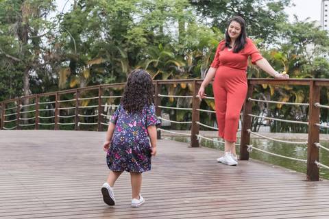 Ensaio fotográfico de família, Parque Celso Daniel, Santo André, 2020, Ana Beatriz Fotografia, mãe, pai e filha'