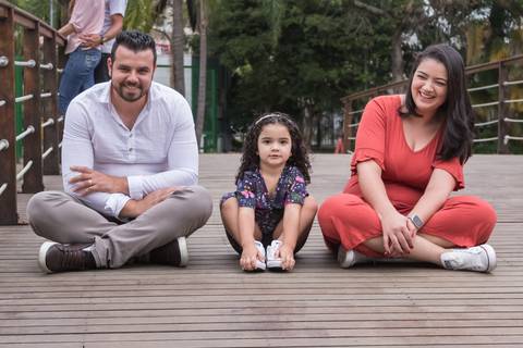 Ensaio fotográfico de família, Parque Celso Daniel, Santo André, 2020, Ana Beatriz Fotografia, mãe, pai e filha'