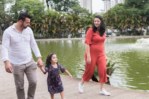 Ensaio fotográfico de família, Parque Celso Daniel, Santo André, 2020, Ana Beatriz Fotografia, mãe, pai e filha'