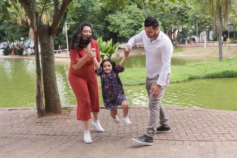 Ensaio fotográfico de família, Parque Celso Daniel, Santo André, 2020, Ana Beatriz Fotografia, mãe, pai e filha'