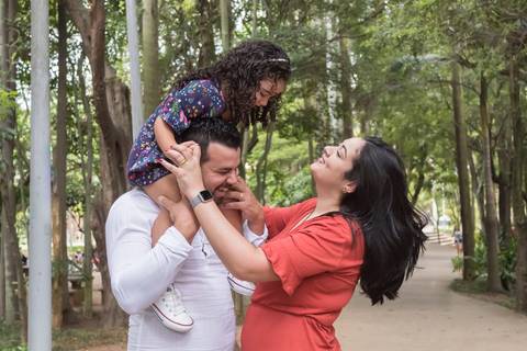Ensaio fotográfico de família, Parque Celso Daniel, Santo André, 2020, Ana Beatriz Fotografia, mãe, pai e filha'