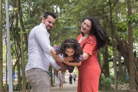 Ensaio fotográfico de família, Parque Celso Daniel, Santo André, 2020, Ana Beatriz Fotografia, mãe, pai e filha'