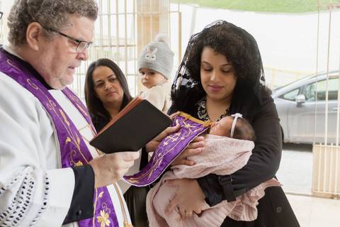 Batizado de bebê na Igreja Católica Paróquia Rainha Santa Isabel de Portugal'