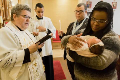 Batizado de bebê na Igreja Católica Paróquia Rainha Santa Isabel de Portugal'