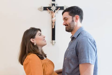 Ensaio fotográfico de gestante em casa; família católica; gestação; maternidade'