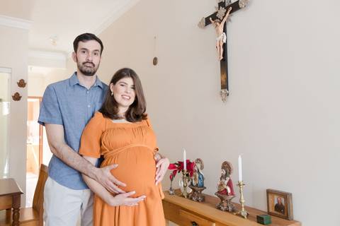 Ensaio fotográfico de gestante em casa; família católica; gestação; maternidade'