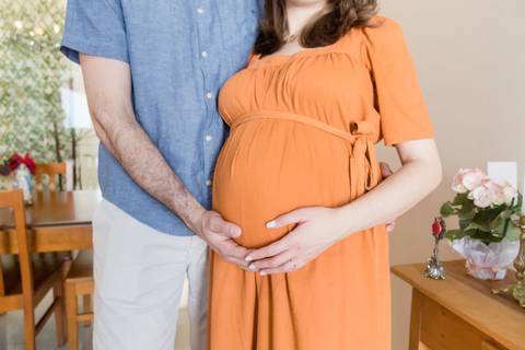 Ensaio fotográfico de gestante em casa; família católica; gestação; maternidade'