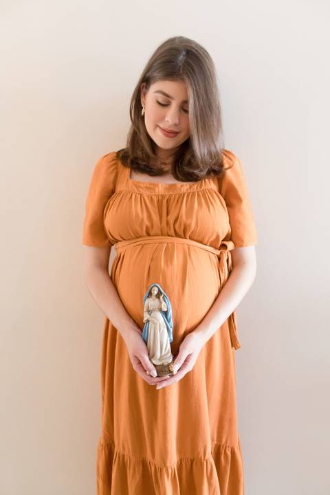 Ensaio fotográfico de gestante em casa; família católica; gestação; maternidade'