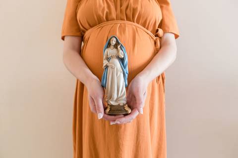 Ensaio fotográfico de gestante em casa; família católica; gestação; maternidade'