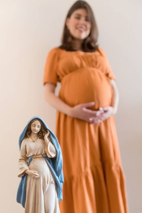 Ensaio fotográfico de gestante em casa; família católica; gestação; maternidade'