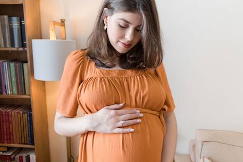 Ensaio fotográfico de gestante em casa; família católica; gestação; maternidade'