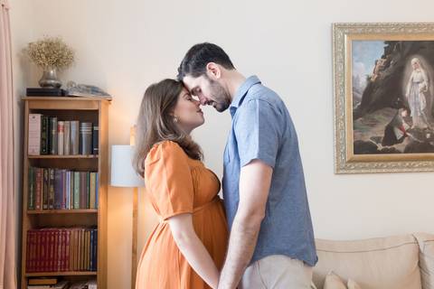 Ensaio fotográfico de gestante em casa; família católica; gestação; maternidade'