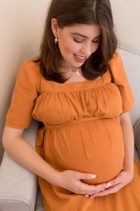 Ensaio fotográfico de gestante em casa; família católica; gestação; maternidade'