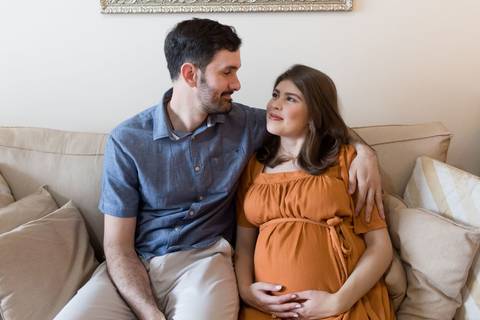 Ensaio fotográfico de gestante em casa; família católica; gestação; maternidade'