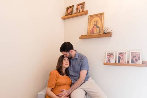 Ensaio fotográfico de gestante em casa; família católica; gestação; maternidade'