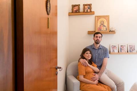 Ensaio fotográfico de gestante em casa; família católica; gestação; maternidade'