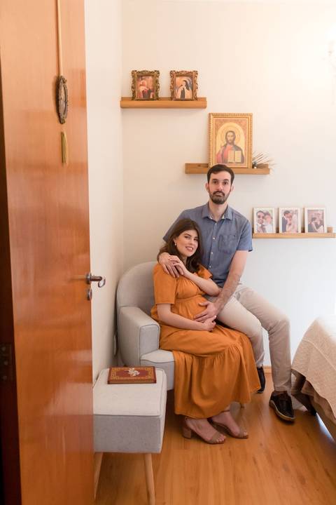 Ensaio fotográfico de gestante em casa; família católica; gestação; maternidade'