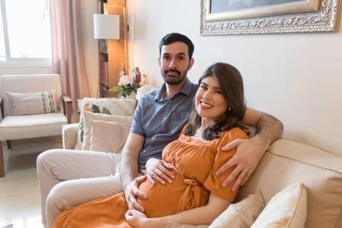 Ensaio fotográfico de gestante em casa; família católica; gestação; maternidade'