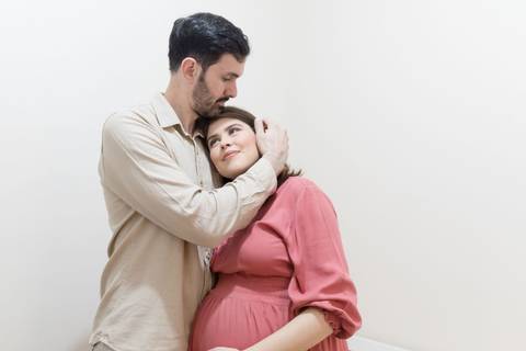 Ensaio fotográfico de gestante em casa; família católica; gestação; maternidade'