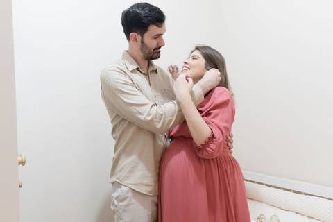 Ensaio fotográfico de gestante em casa; família católica; gestação; maternidade'