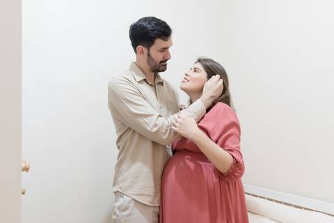 Ensaio fotográfico de gestante em casa; família católica; gestação; maternidade'