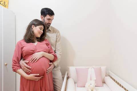 Ensaio fotográfico de gestante em casa; família católica; gestação; maternidade'