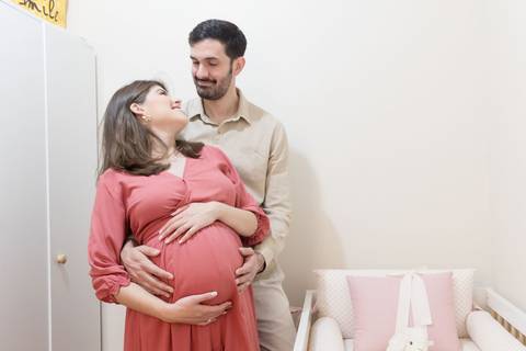 Ensaio fotográfico de gestante em casa; família católica; gestação; maternidade'